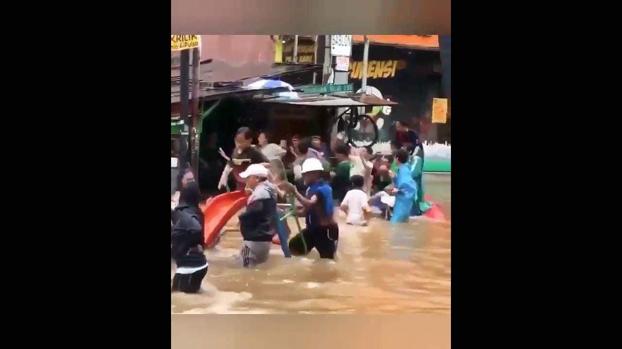 Video Lucu Humor Viral Trending Saat Banjir Februari Di Jakarta