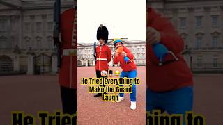 🤡💂‍♂️😂 Hij probeerde alles om de bewaker aan het lachen te krijgen #koninklijkebewaker