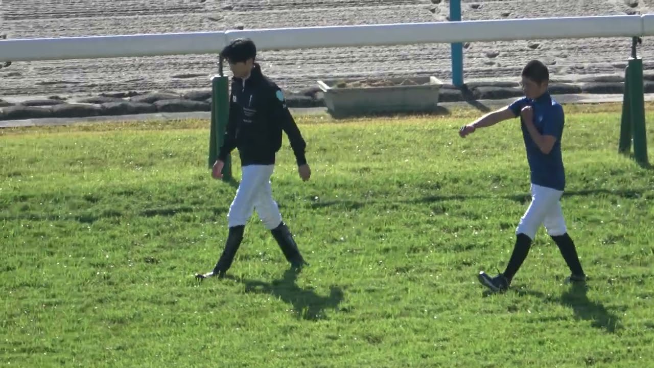 【坂井瑠星】と【田口貫太】 仲良く 朝の馬場チェックを終え帰る 現地映像