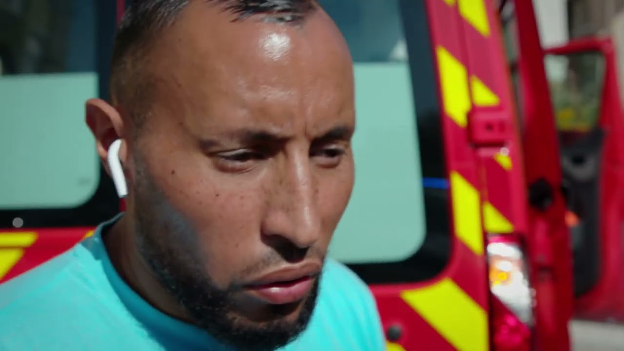 Une jeune femme fait une crise cardiaque en pleine rue