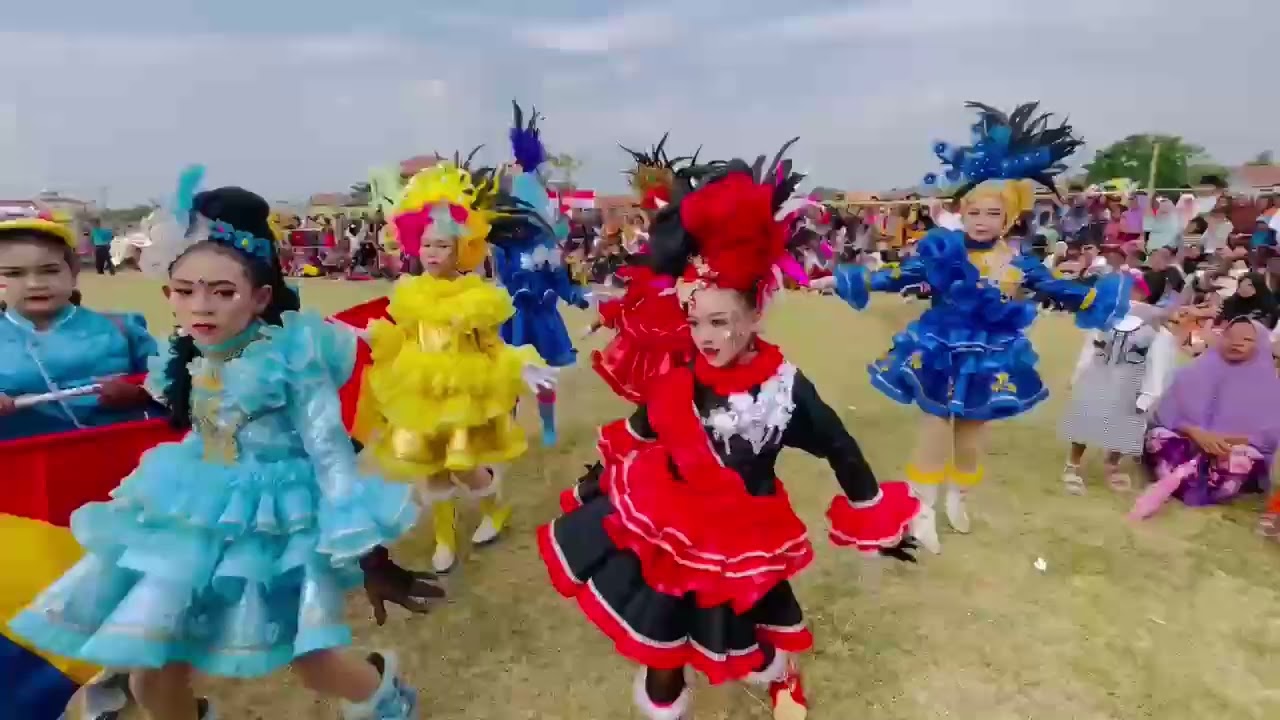 ATRAKSI DRUMBAND SDN PEMARON 02 DI PAWAI KARNAVAL DESA PEMARON #HUTRIKE79 #TAHUN2024