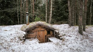 I'm restoring a bathhouse by the river. I saw the first snow.