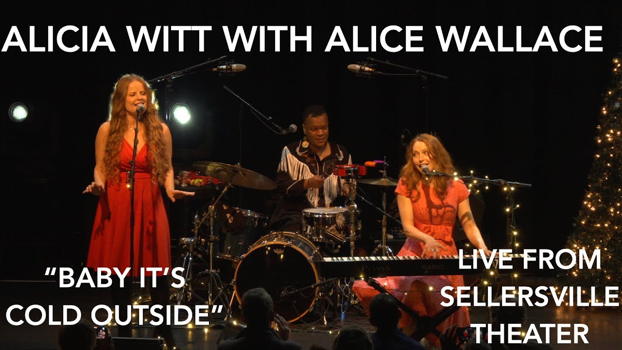 Алисия Уитт и Элис Уоллес исполняют песню 