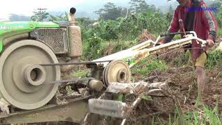 Traktor Sawah Bekerja Secara Pelan Tapi Dalam