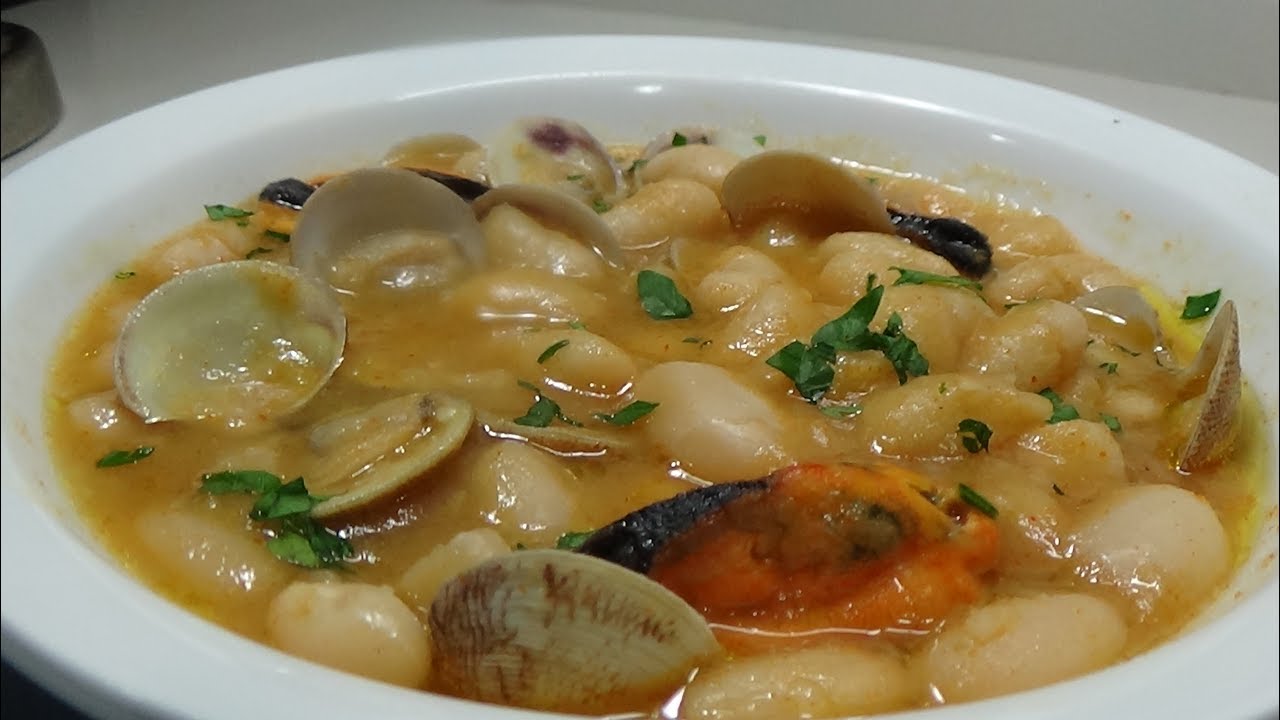 JUDIAS BLANCAS GUISADAS A LA  MARINERA. SABEN A MAR.