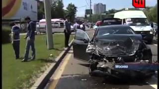 чёрный лексус с обезьянами против скорой помощи