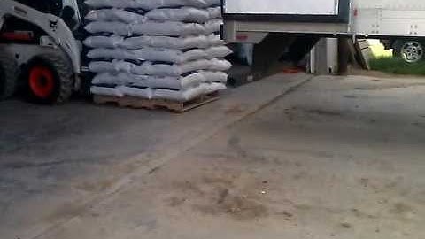 How to unload / load Tractor Trailer Pallets Without A Loading Dock