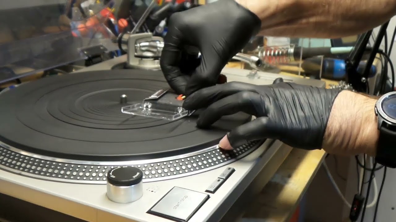 Проигрыватель виниловых пластинок Technics Quartz SL1200 MK2 в сервисном центре.