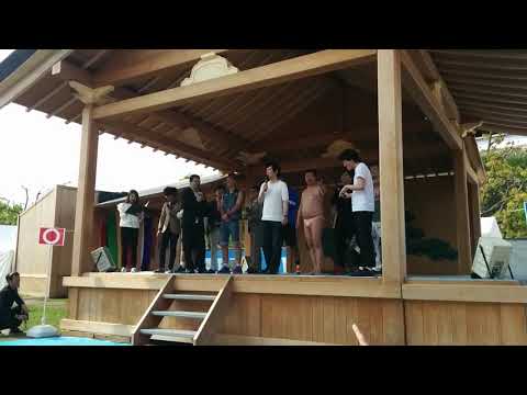 吉本お笑い芸人ライブでフリートークしている風景in明石城・明石公園