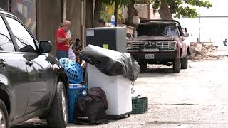 Venezuela quake survivors recover items from damaged homes