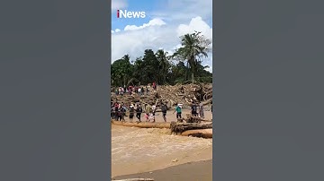 Warga Garoga Jalan 3 KM Menyebrang Sungai Lewat Batang Kayu Demi Angkut Bantuan #shorts