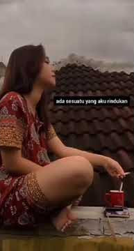 story wa keren :cewek merokok dengan santuy