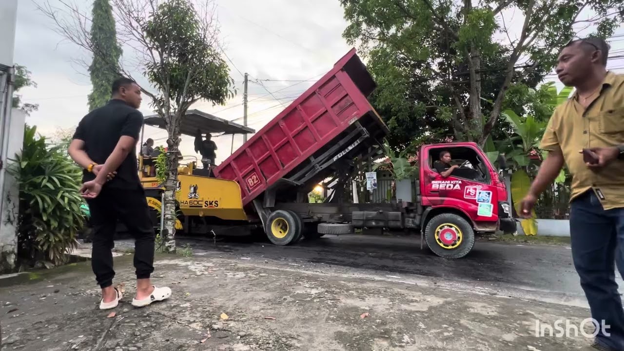 ARSHA LIHAT JALAN DEPAN RUMAH DI ASPAL 14 NOVEMBER 2025