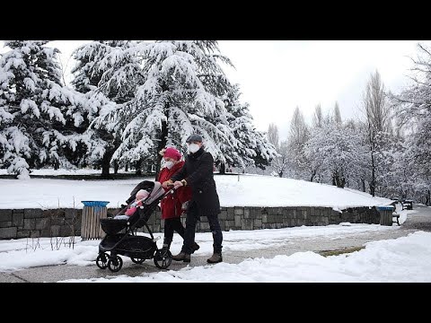 Snow flurries coat Istanbul in blanket of white