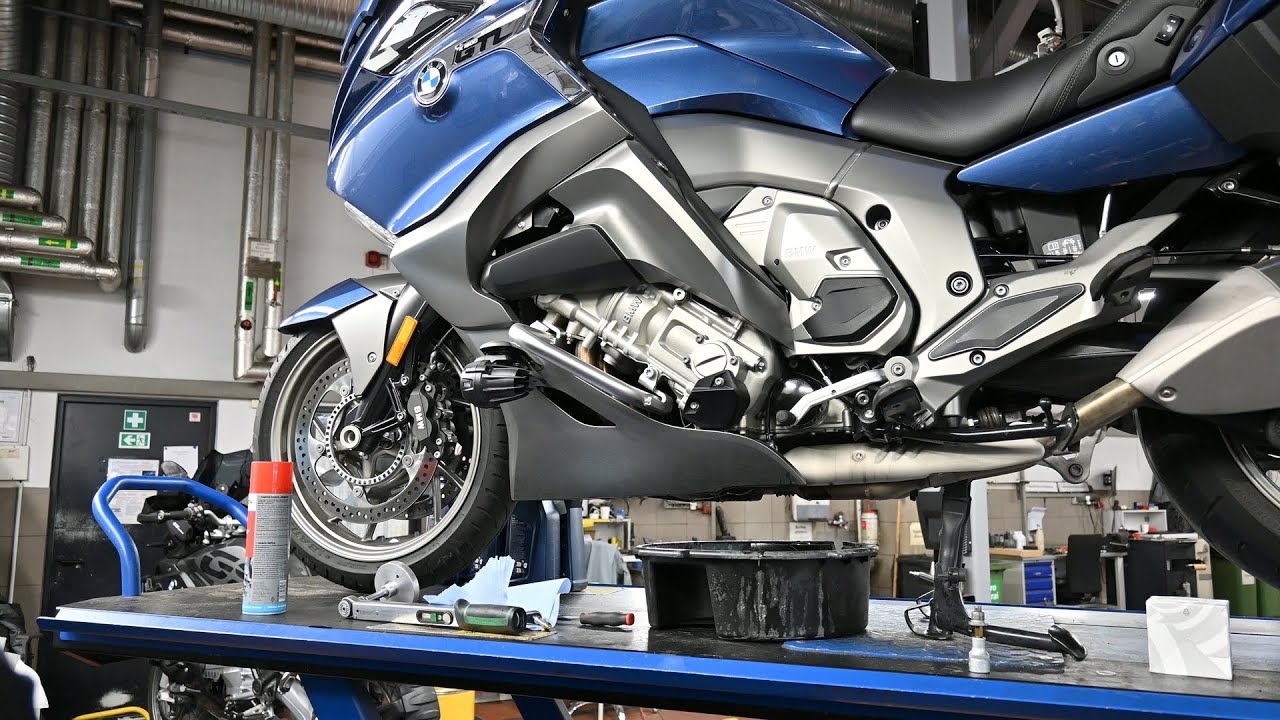 BMW K 1600 Engine oil change