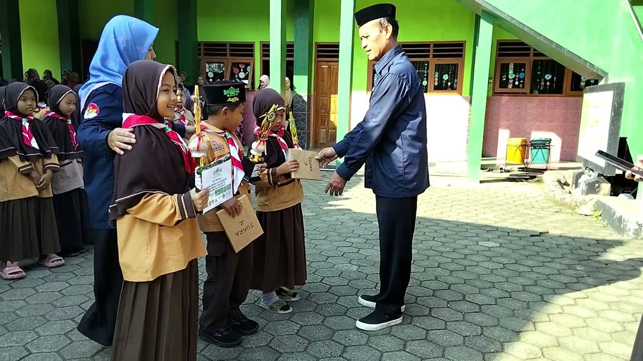 Apresiasi Prestasi: Pembagian Piala dan Hadiah Siswa Siswi MI