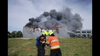 Zeer hevige brand groothandel Cruquius onder controle: "Levenswerk in rook op"