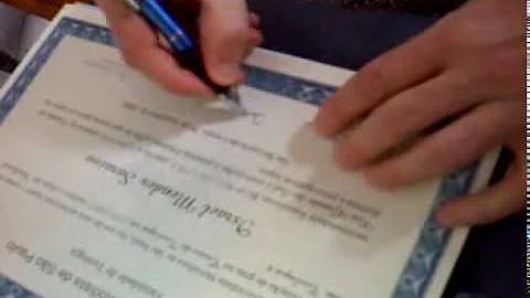 Como devo assinar um diploma?