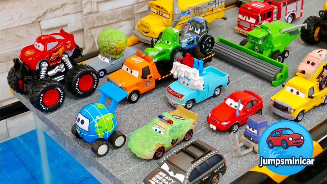 『カーズ』🚙色んなミニカーが坂を走って深い水に落っこちる♪