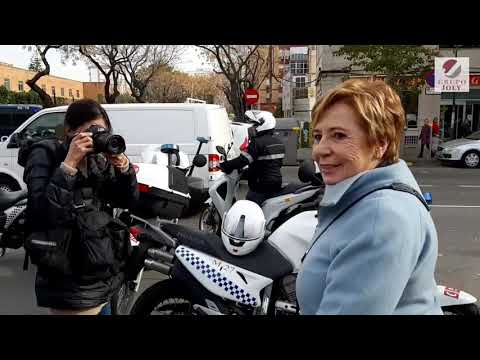 Manifestantes insultan y abuchean a Celia Villalobos a su salida del Parlamento andaluz