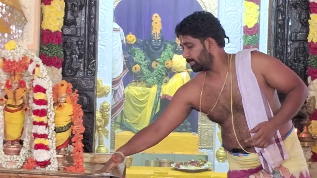  శ్రీ లక్ష్మీ నరసింహ స్వామి వారికి అభిషేకం ‌చేస్తున్న బ్రాహ్మణోత్తములు