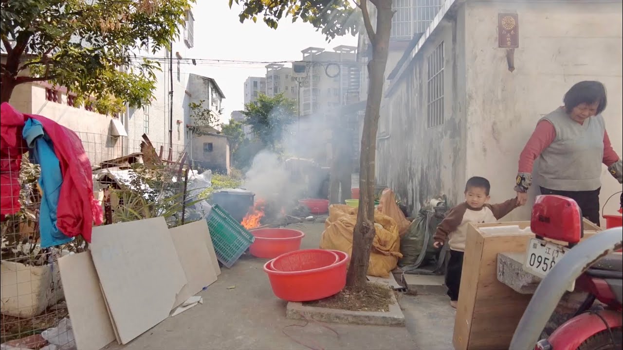 落後的華僑之鄉小鎮，房子又舊又破。人氣低落，一群老人在打牌