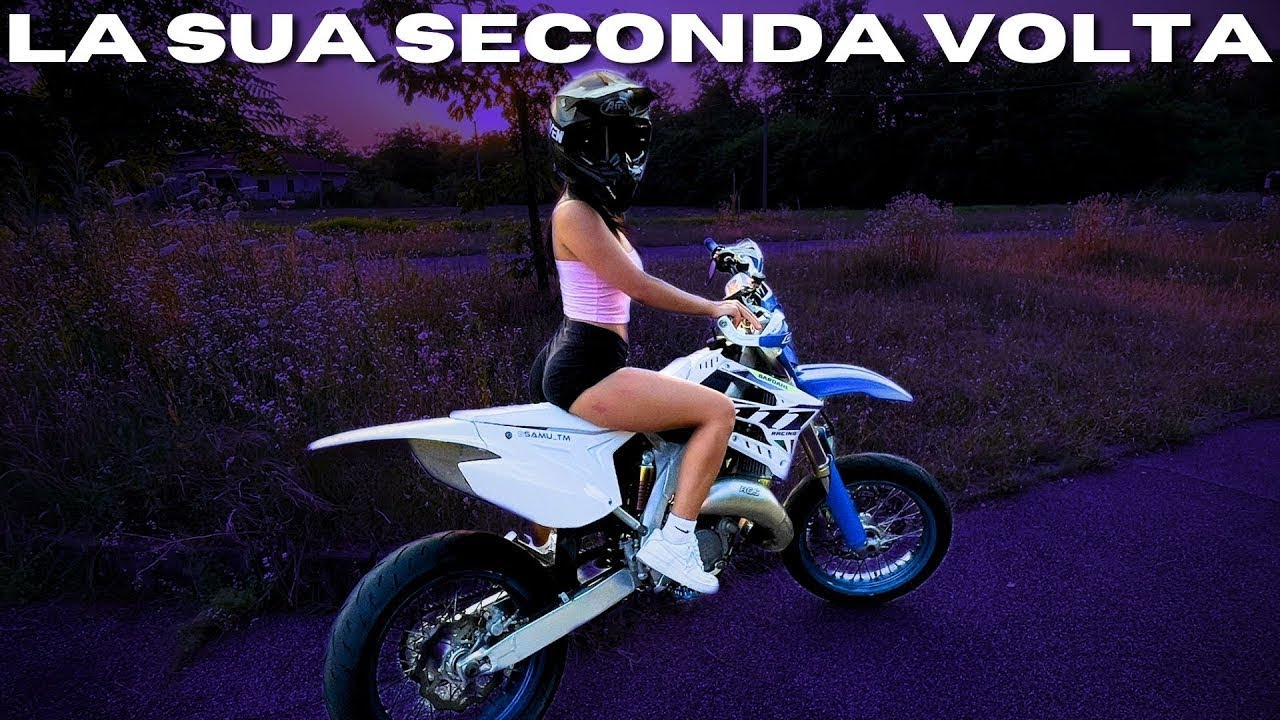 INSEGNO A UNA TIPA A DARE GASS COL TM | 2