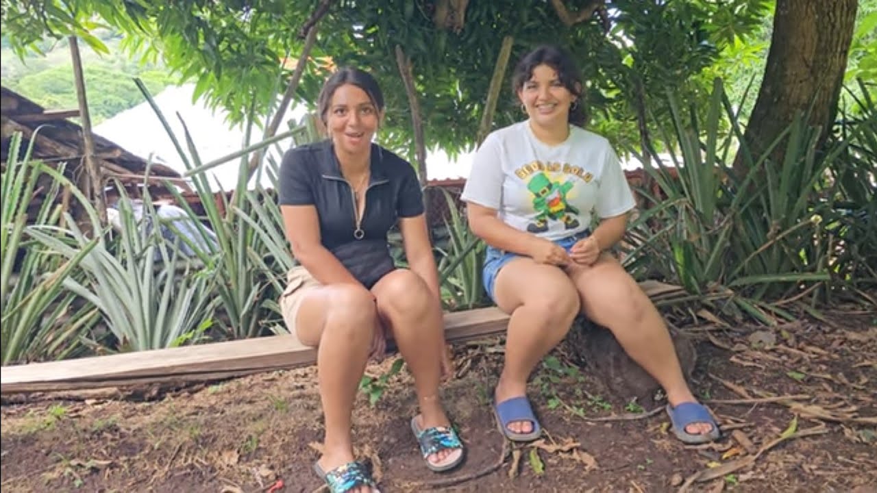 Ever nos dice que una chica de esta se esta despidiendo.