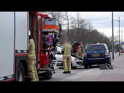 Auto's botsen met gewonde in Coevorden