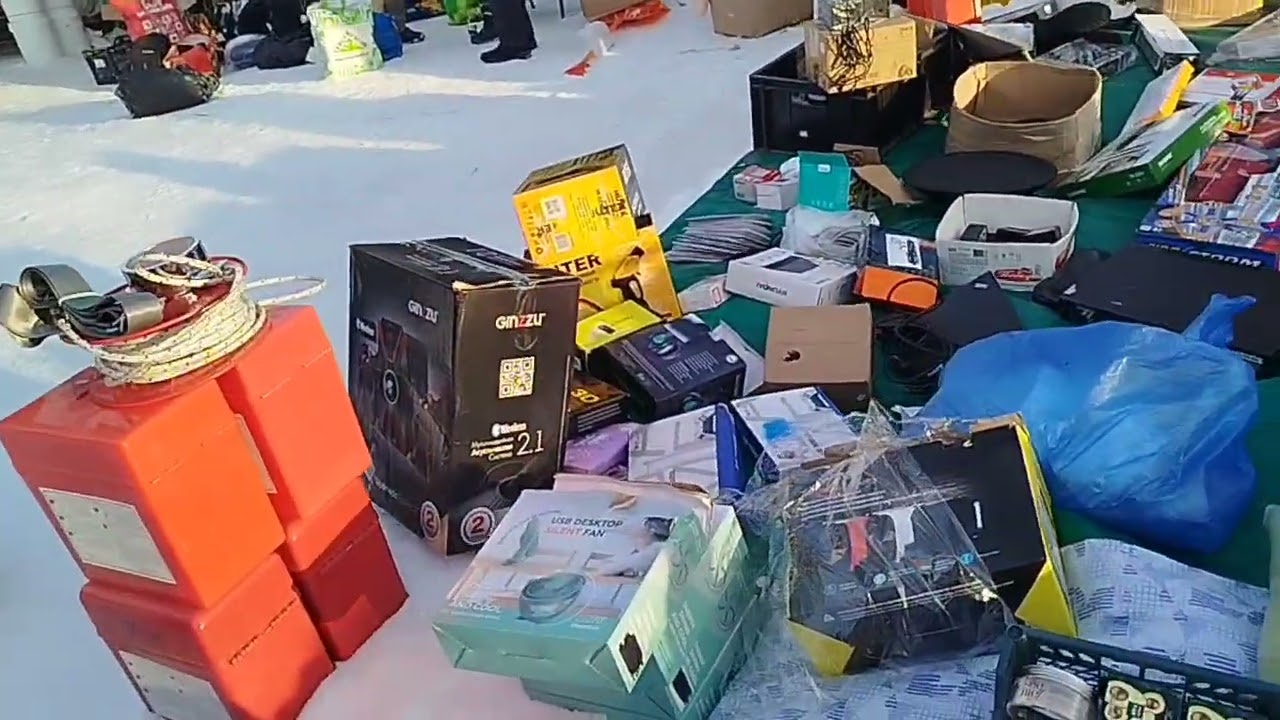 "Блошиный рынок" у метро Удельная, Санкт-Петербург, 17.01.2026.