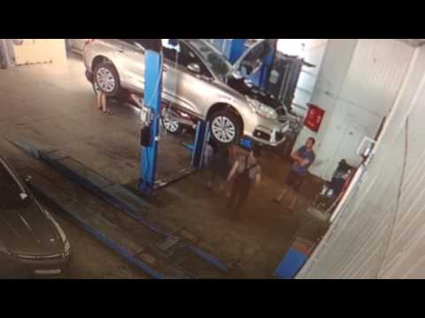Машина упала в воду
