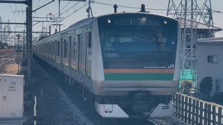 E233系3000番台コツE-02編成が回送電車として警笛を鳴らしながら倉賀野駅1番線を通過するシーン(回967M)2025.2.23.9:55