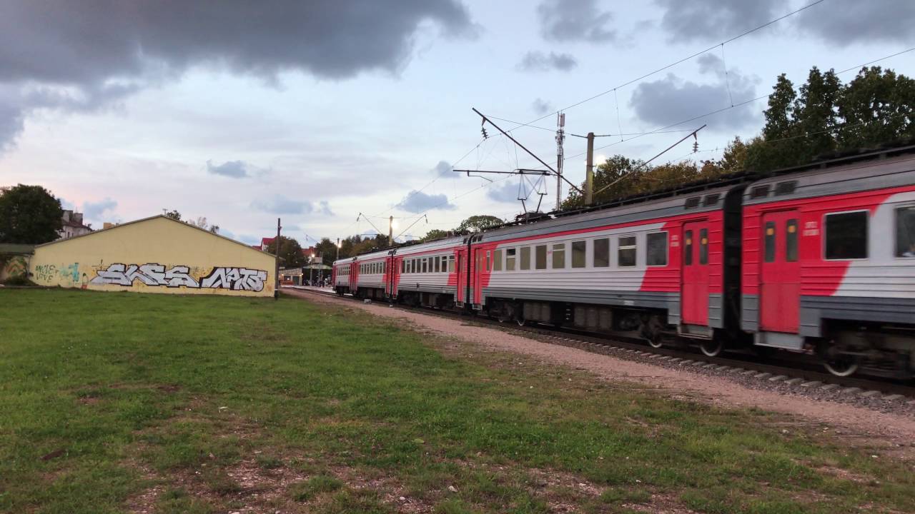 Электропоезд ЭТ2-013 с сломанным токоприемником