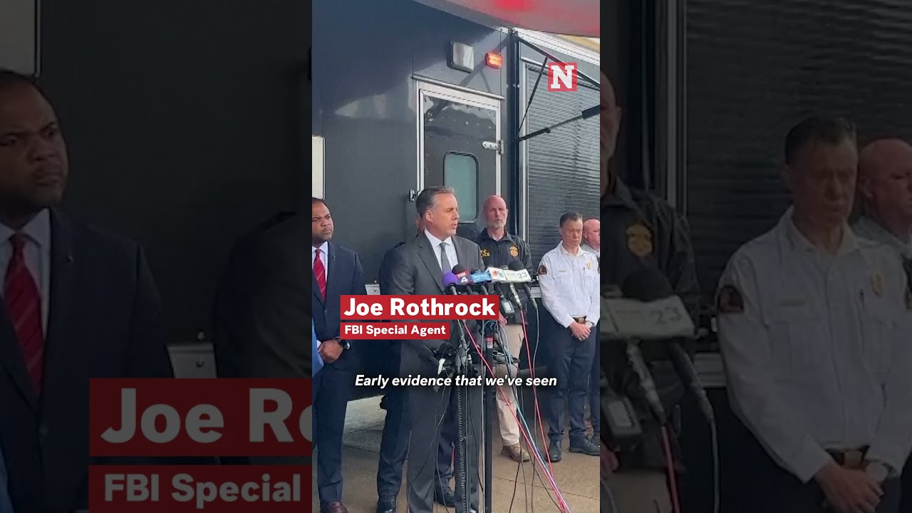 ФБР сообщает, что боеприпасы на месте стрельбы в Далласе содержали сообщения, направленные против...