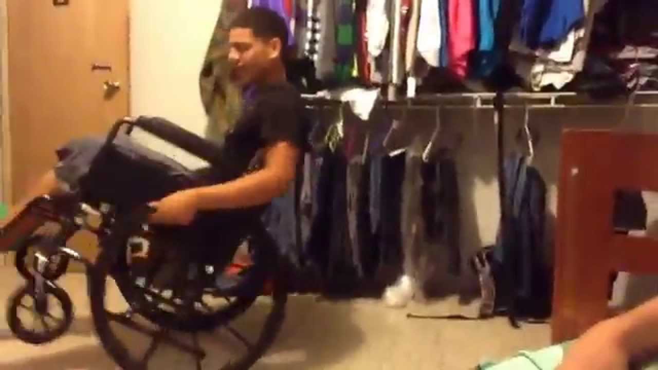 Caída en silla de ruedas - YouTube