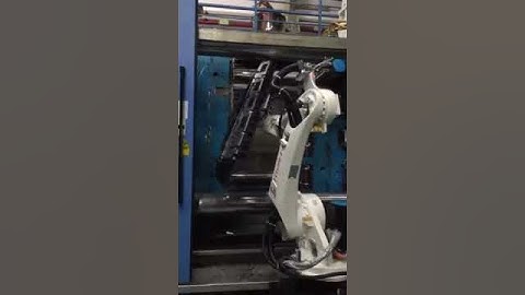 6 axis robot to pick up big product from injection molding machine