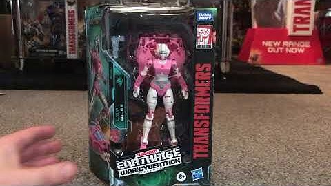 Transformers generations war for cybertron trilogy earthrise Arcee unboxing. G1 vintage collector