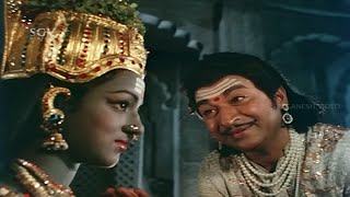 God Blessed and Pour Knowledge to Dr.Rajkumar | Superhit Scenes in Kannada Movie