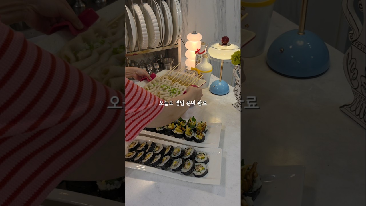 퇴근 후 오늘은 집에서 분식집 오픈🍙달달짭짤한 어묵김밥에 남은 어묵으로 뜨끈한 어묵꼬치탕까지!재료는 간단하지만 제법 근사한 퇴근 후 저녁메뉴예요.