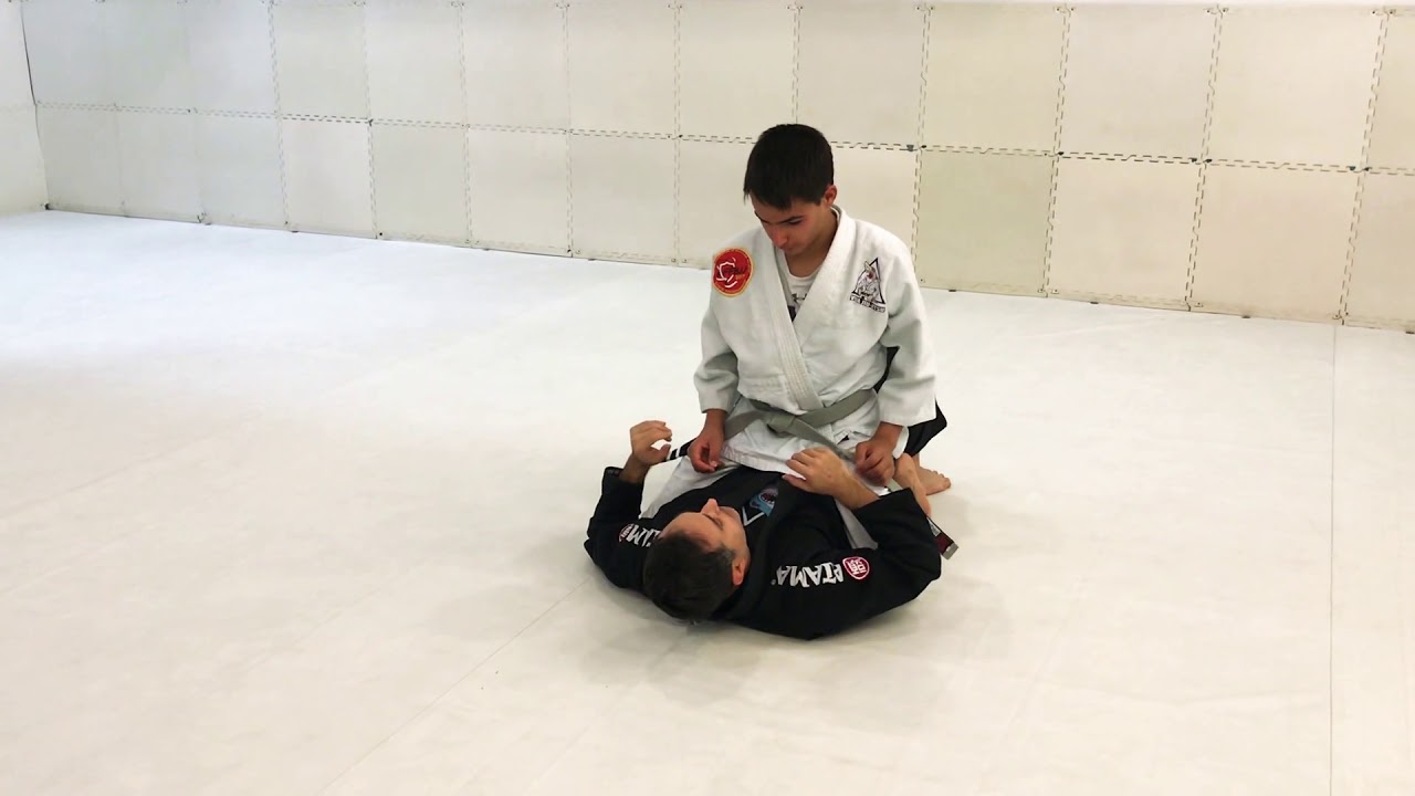 How to defend an Armbar from the mount through the leg in BJJ - YouTube