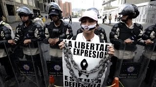 Venezuelan newspaper workers protest paper shortage