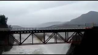 Momento exacto que se rompe el muro de rebalse de embalse Recoleta IV región