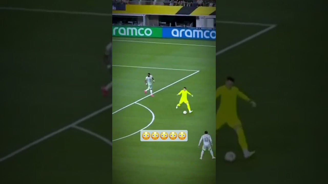 Suriname goalkeeper Vaessen with a smooth skill against Mexico