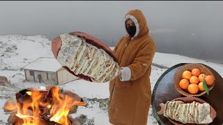حياة القرية في الشتاء بنت الريف الجزائري تصنع المحاجب لأول مرة أثناء تساقط ثلوج كثيفة في القرية