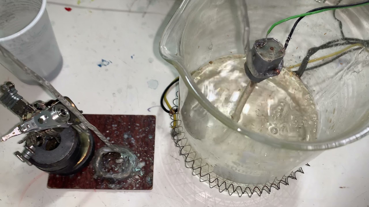 اذابة قشور الذهب ١٠٠٪؜ بالحرارة والحركة والملح والخل وكربونات الصوديوم وحمض الكبريت المركز ٩٨٪؜