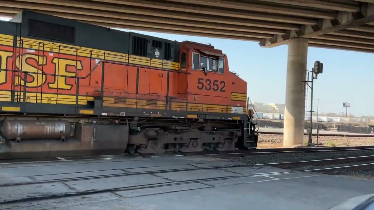 Bnsf 5352 leads a grain train with a Bnsf H1 trailing and knocks down the signal in Houston Texas!!!