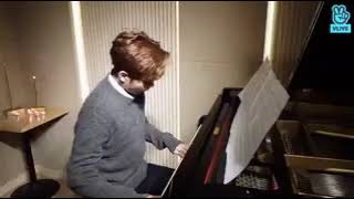 Yoo seonho playing piano 🎹 Bruno mars - just the way you are