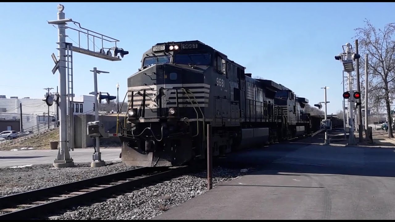 NS 9681 leads NS train 115 Hannibal, MO 3-13-22 - YouTube