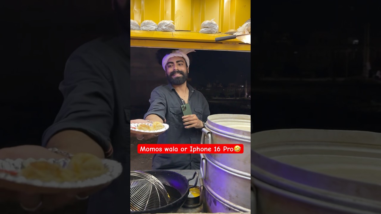 Momos wale ko chaiye iphone 16 pro max 🤣 #shorts #ytshorts #funnyshorts #momoswala