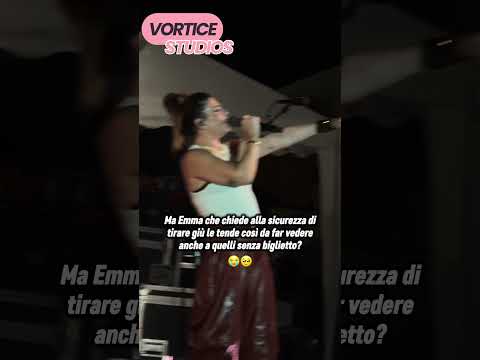 Video Emma chiede alla sicurezza di tirare giù le tende per poter far vedere a tutti il suo concerto
